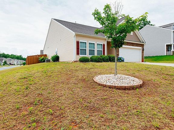 2nd image of 102 Hilliard Ct