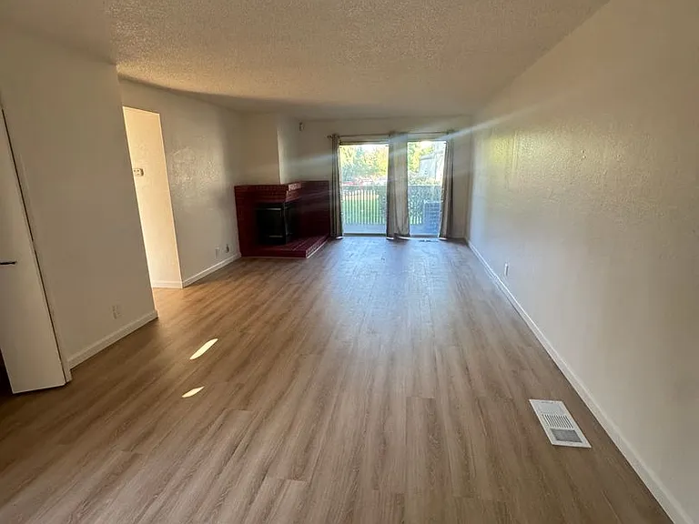 512 Lancaster Ln — Photo 2