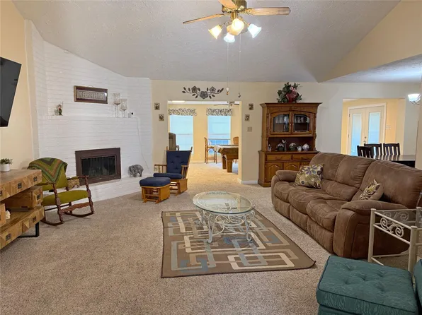 51 E Oakridge Dr, Pointblank, TX 77364