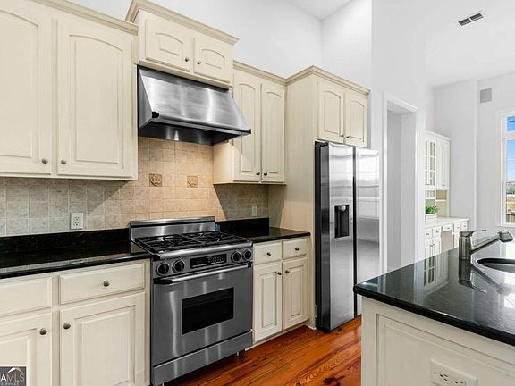 5th image of 1015 Greenwillow Dr