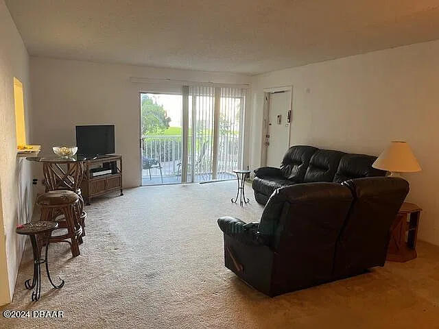 2 bed, 1.0 bath, 1190 sqft, $1,650 — Photo 2