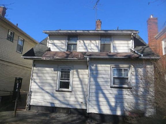 2nd image of 40 Leslie St