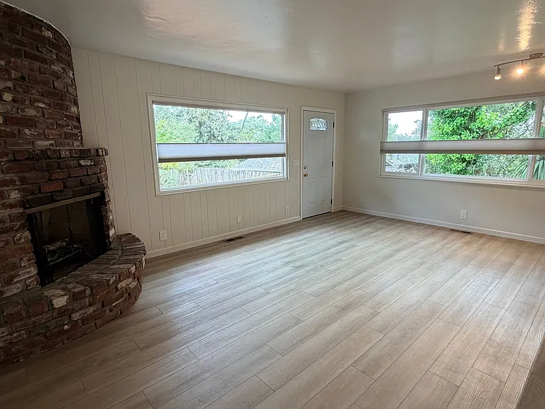 922 Maple St — Photo 8