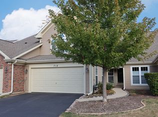 712 Clover Hill Ct, Elk Grove Village, IL 60007
