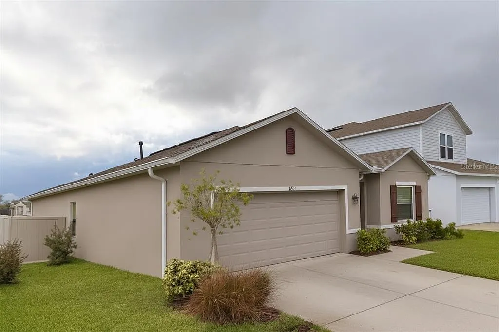 4 bed, 2.0 bath, 1848 sqft, $2,400 — Photo 2