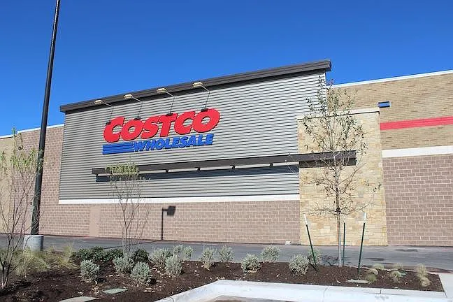 Walking Distance to Costco & Restaurants