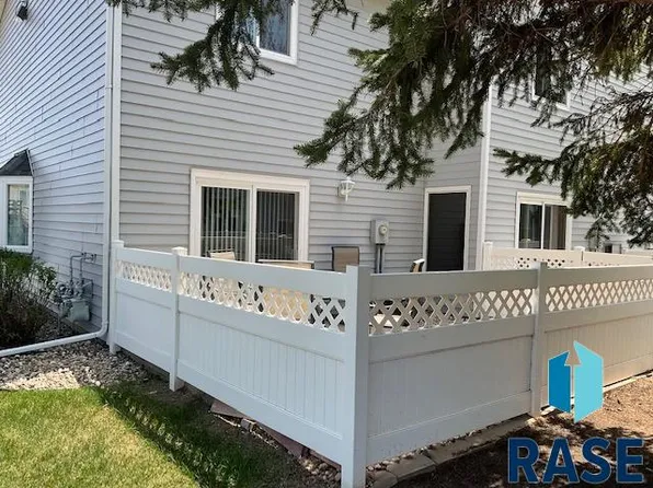 1001 S Bridgeport Pl, Sioux Falls, SD 57106