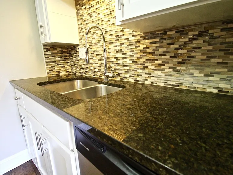 Plaza La Belle Apartments — Photo 23