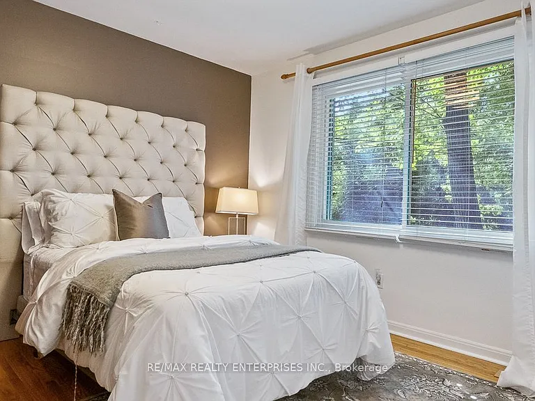 1373 Queen Victoria Ave — Photo 27
