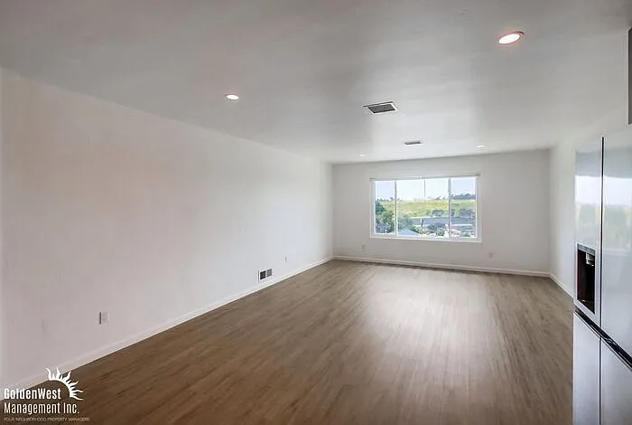 3 bed, 2.0 bath, 1300 sqft, $3,200 — Photo 3