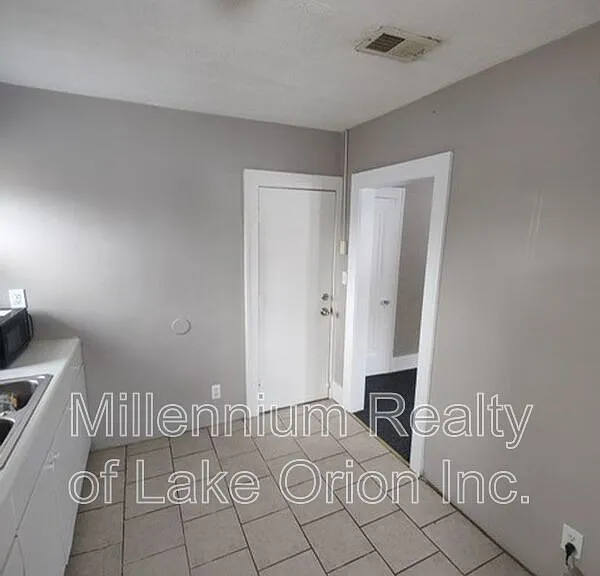 140 Summit St #2 — Photo 4