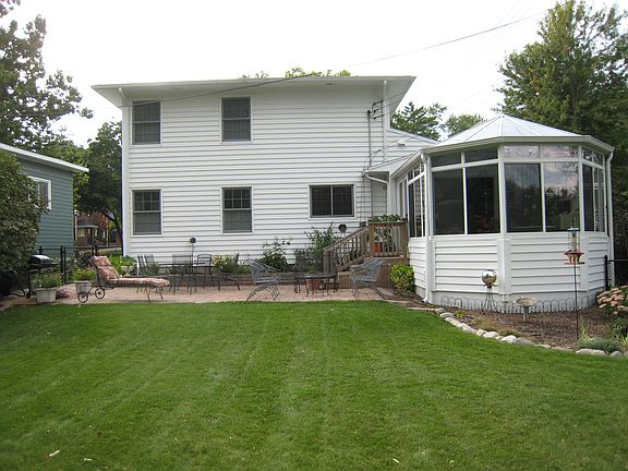 3rd image of 940 Rosewood Ave