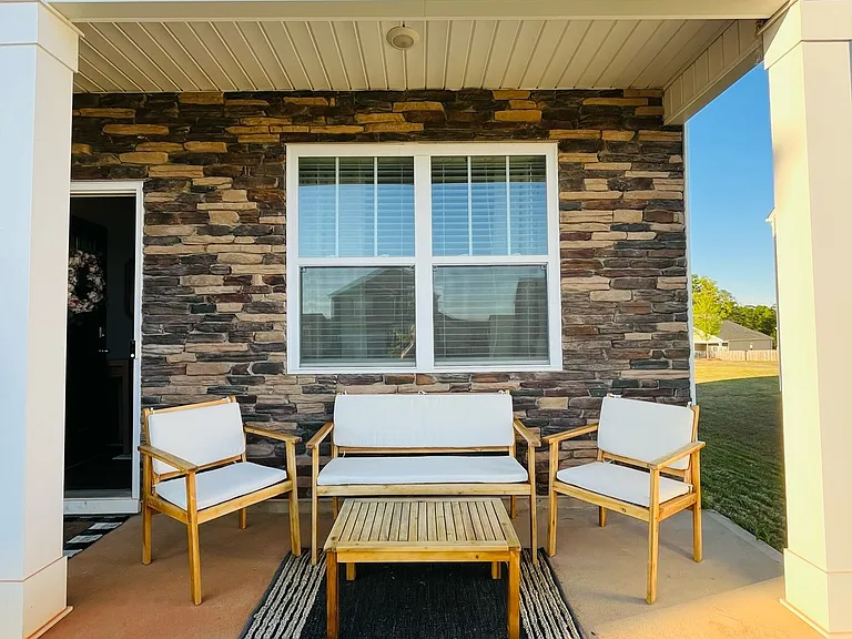 405 Arkwright Ln — Photo 2