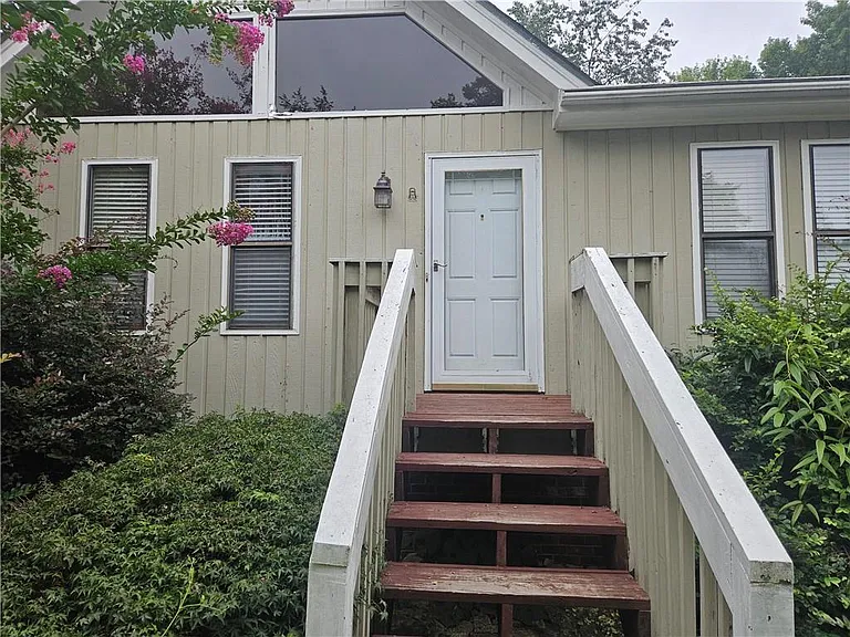 395 Monivea Ln — Photo 3