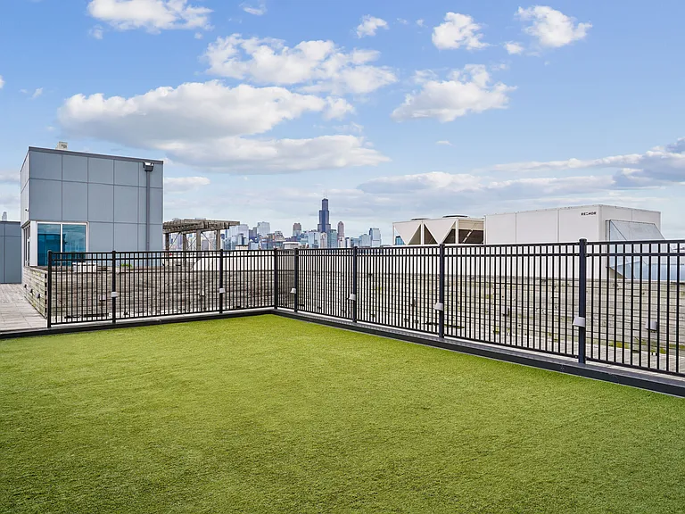 Luxe on Chicago — Photo 19