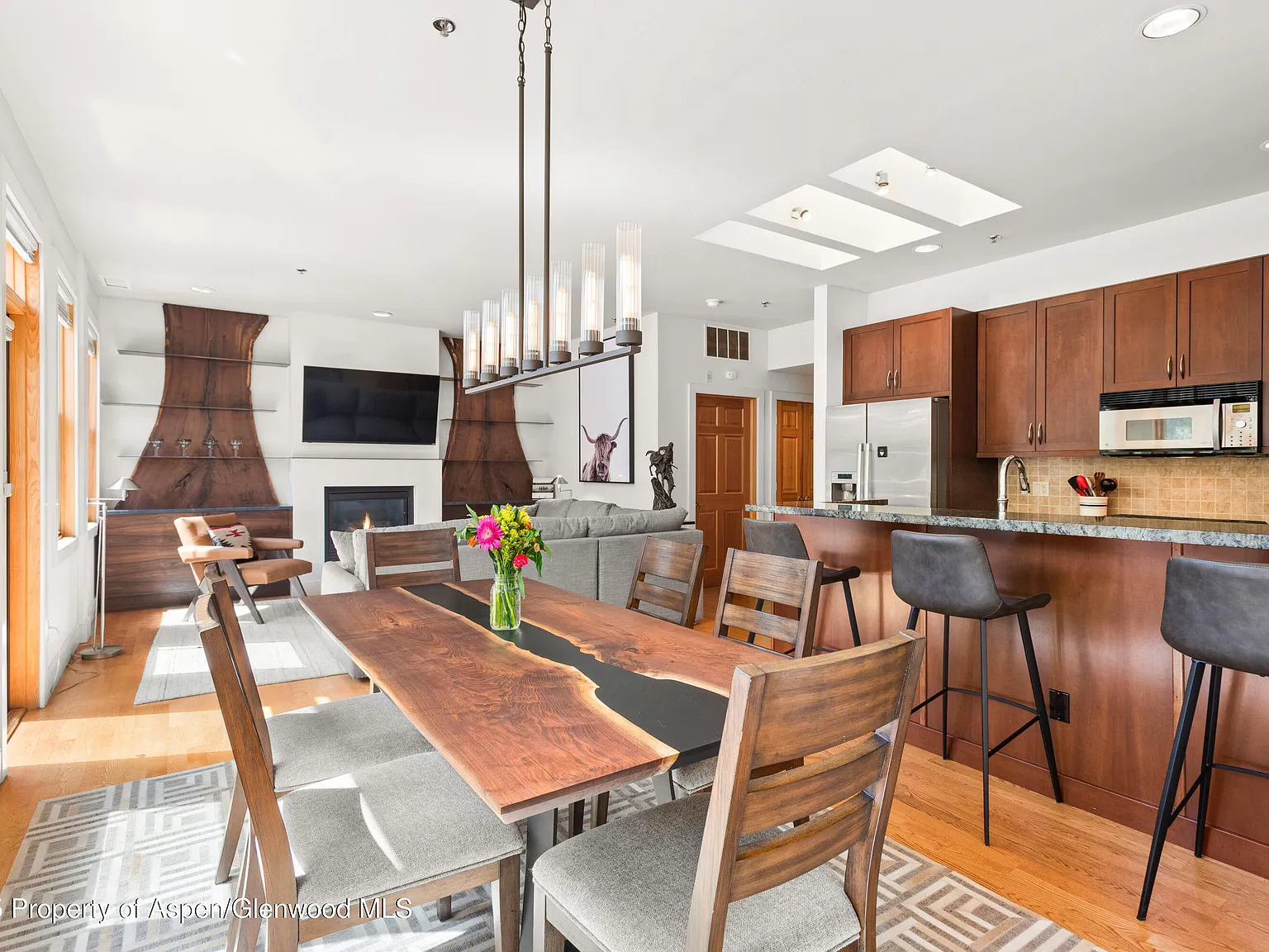 2 bed, 2.5 bath, 1368 sqft, $6,700 — Photo 2