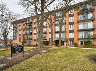 441 N Park Blvd APT 2B, Glen Ellyn, IL
