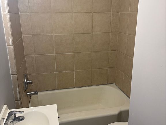 4th image of 141 Fair St #B