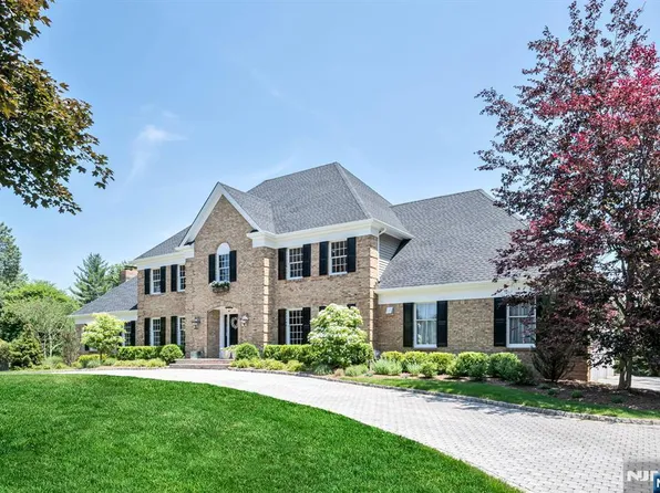 813 Sussex Rd, Franklin Lakes, NJ 07417