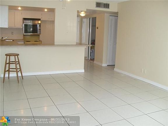 3rd image of 2751 Taft St APT 102