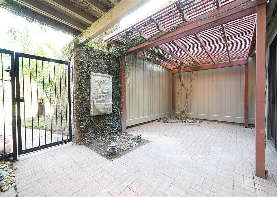 Large Patio at front