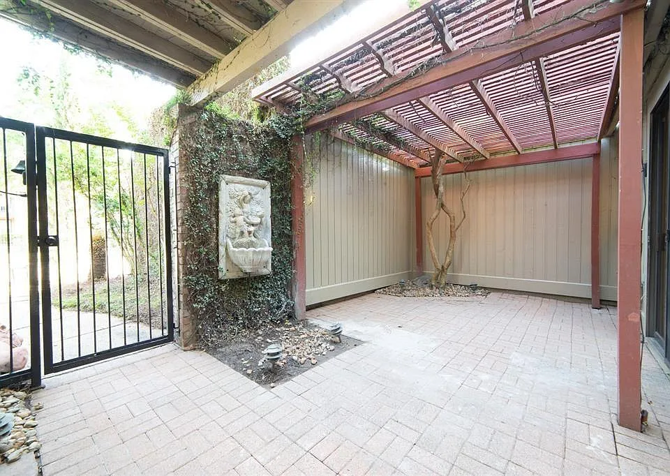 Large Patio at front