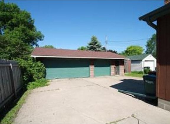 3rd image of 4714 Heights Dr NE