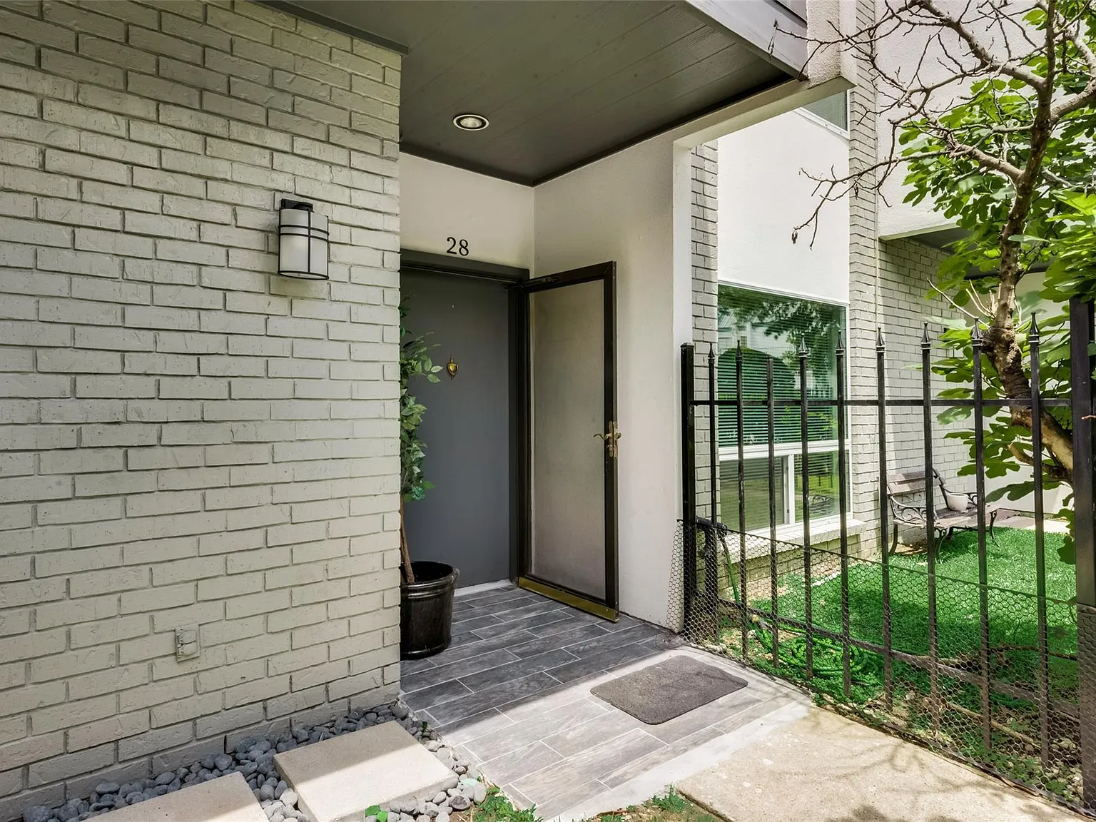2 bed, 2.5 bath, 1385 sqft, $2,200 — Photo 1