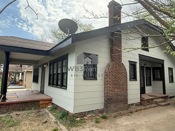 2nd image of 1221 Summit St
