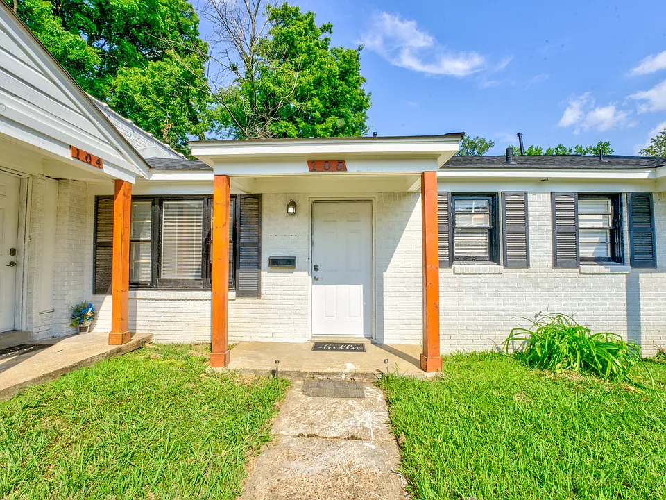 1050 N Pkwy #105