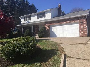 631 Gladden Rd, Canonsburg, PA 15317