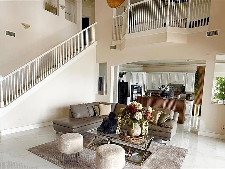 E Riverside Dr — Photo 2
