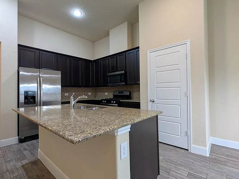 1227 Old FM 306 — Photo 10