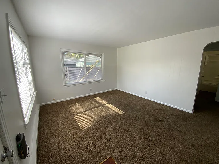 822 Broadway St — Photo 4