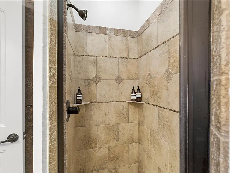 570 S Point Ct — Photo 38