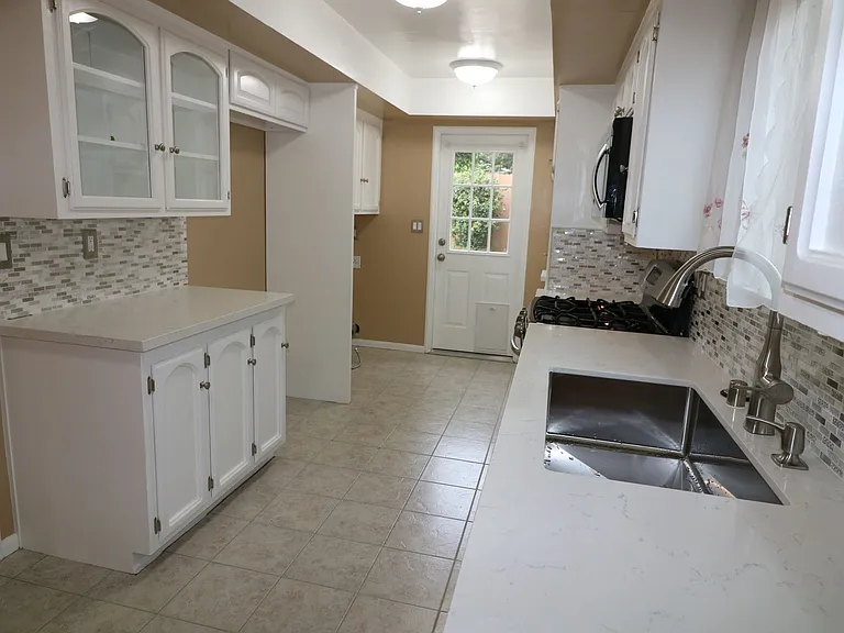 22325 Wyandotte St — Photo 12