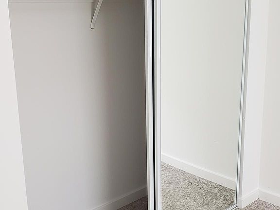 4th image of 156 Oxford Ln #2