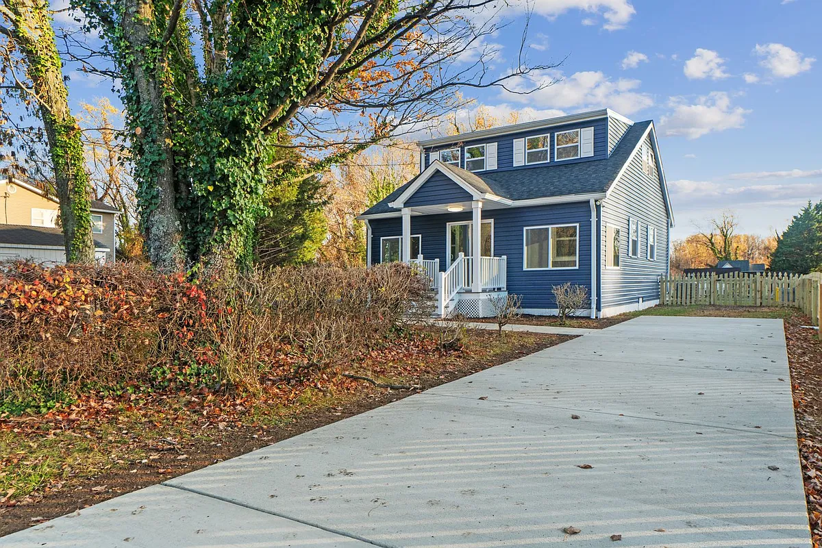 Building Photo - 373 Forest Beach Rd