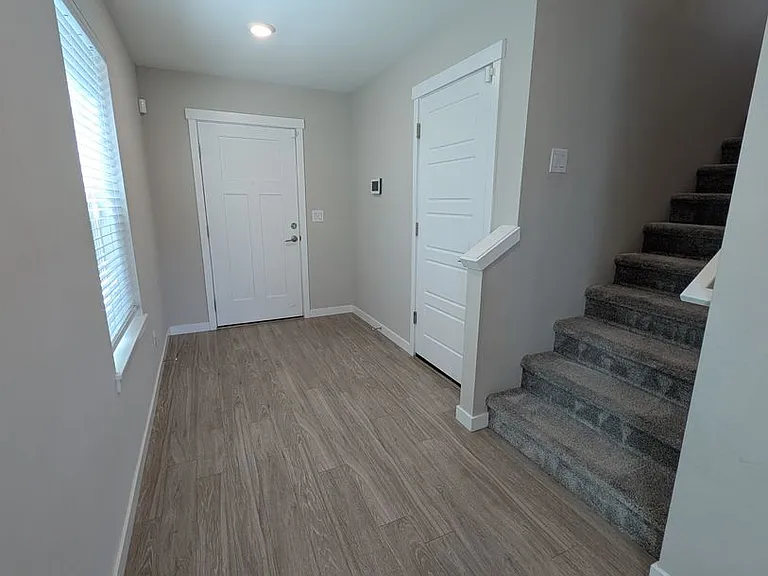 938 Burwood St SE — Photo 2