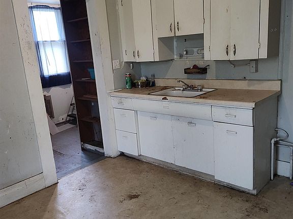 4th image of 627 W 3rd St