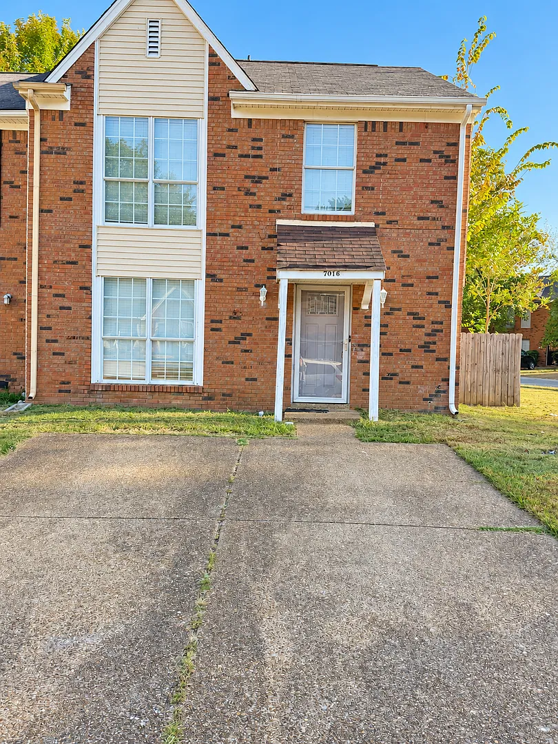 Centrally located 3 bedroom townhome — Photo 1