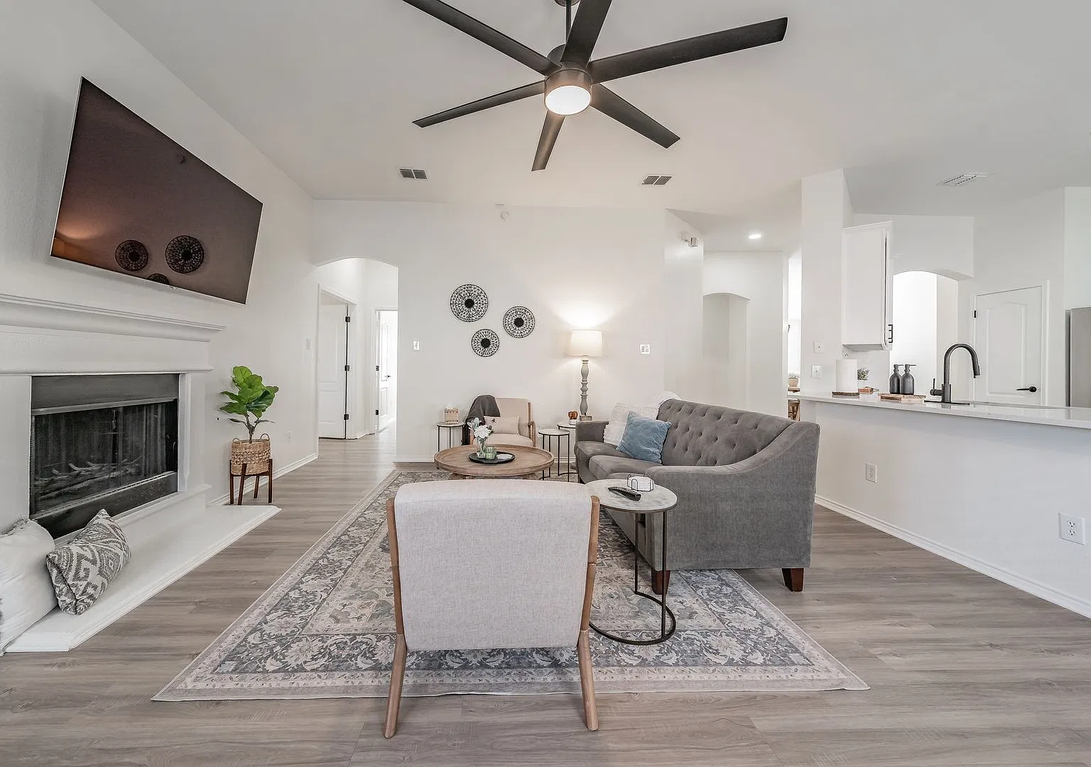3bed/2bath Cozy Chic with Backyard Oasis — Photo 3