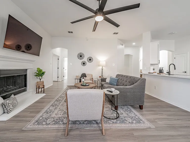 9040 Weller Ln — Photo 3