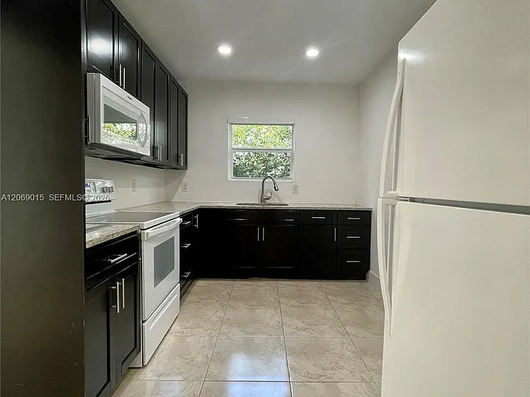 1322 SE 1st Ave — Photo 14
