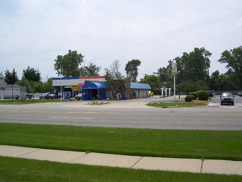 2nd image of 2886 E Maple Rd