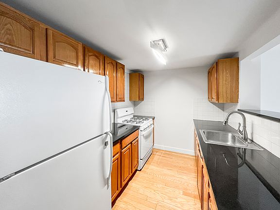 3rd image of 121 E 110th St #3H