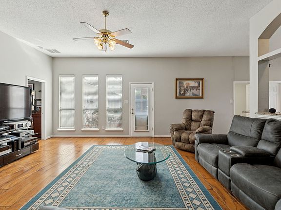 5th image of 320 Banbury Dr