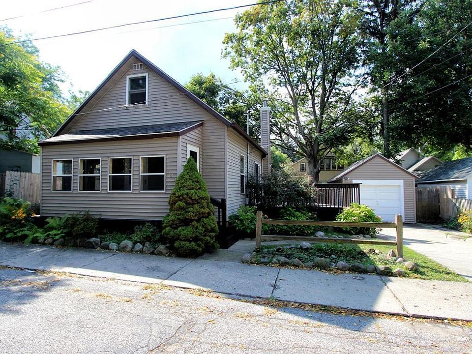 1st image of 522 Brenner St NE