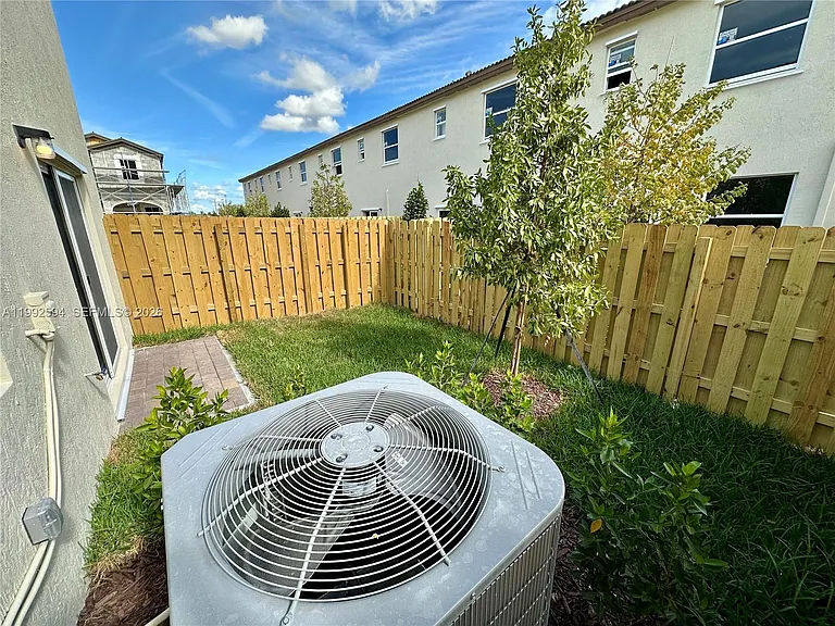 2867 SE 25th Ter — Photo 40
