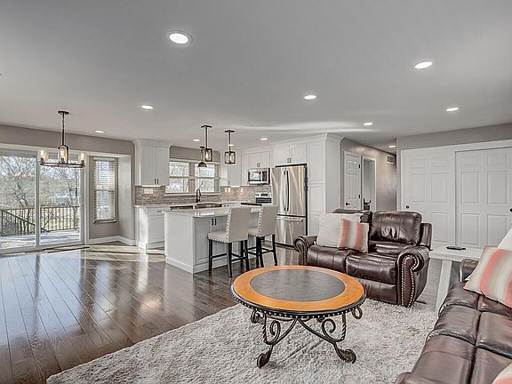3rd image of 3037 Brookwood Dr